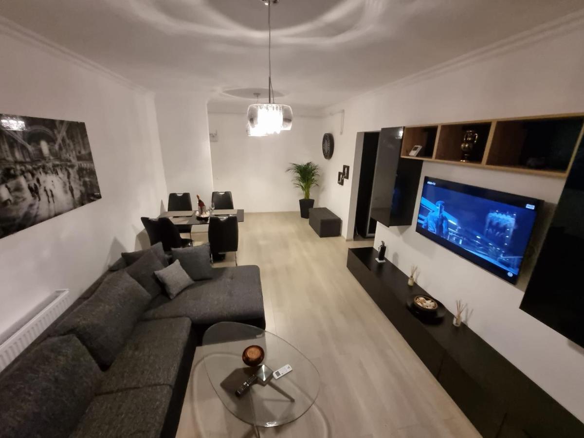 Deluxe Lake View Mamaia Exterior photo